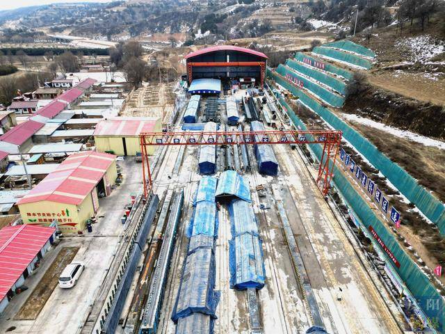 【攝影報(bào)道】G671線合水(太白)至華池公路工程建設(shè)熱潮涌:公路工程
